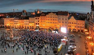 Lidé na českobudějovickém náměstí Přemysla Otakara II. fandili ve čtvrtek večer hokejistům Motoru u přenosu zápasu proti Třinci.