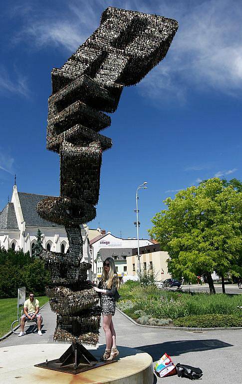 Klíčová socha Jiřího Davida stojí od úterý na Senovážném náměstí v Českých Budějovicích. Umělec ji vytvořil z 85 tisíc klíčů a shrnul v ní své názory na 20 let od sametové revoluce.