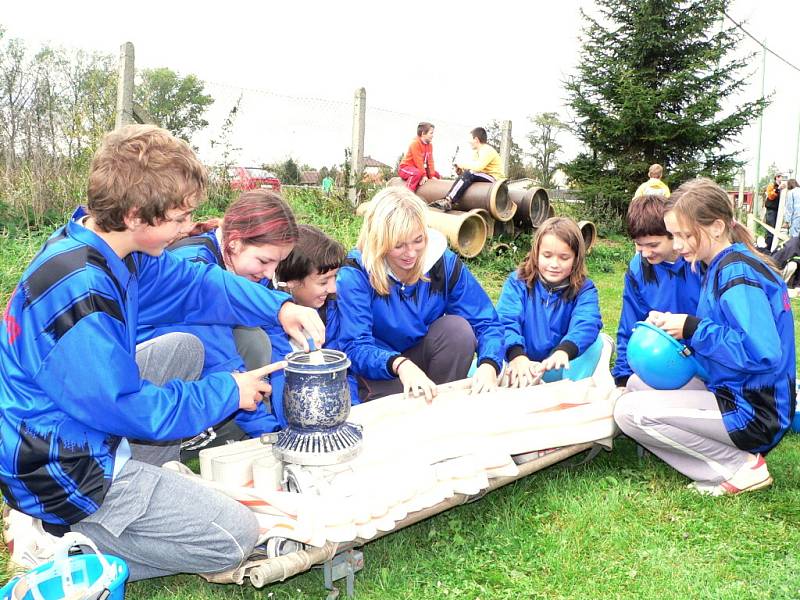 Při soutěžích v požárním útoku jde nejen o rychlé nohy, ale také o důkladnou přípravu před závodem. V Neplachově jsme při chystání na „akci“ zastihli domácí žáky.