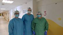 Tým zdravotníků infekčního oddělení českobudějovické nemocnice léčil nakažené koronavirem. Primářem infekčního oddělení českobudějovické nemocnice je Aleš Chrdle (na snímku uprostřed).