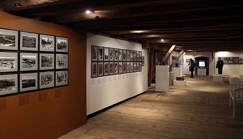 Egon Schiele Art Centrum v Českém Krumlově představuje Fotoateliér Seidel. Expozice zahrnuje na 250 fotografií, mnohé z nich jsou vystaveny poprvé.