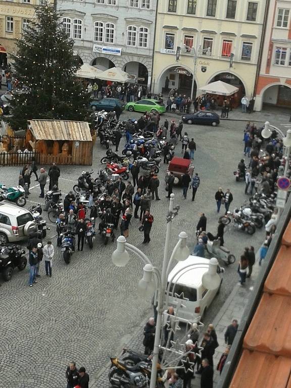 Vánoční motosraz na českobudějovickém náměstí.