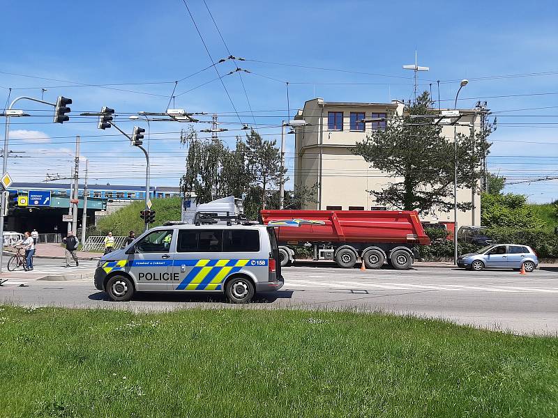 Nehoda sanitky a osobního vozu se stala v úterý 1. 6. 2021 ve 13.30 h na křižovatce ulic Nádražní a Rudolfovská v Budějovicích.