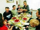 Rodina Oxany, Romana a malého Vasila Richohivských v Rožnově přivítala na nedělním obědě rodinu Vladimíra Odvářky,  jeho ženy Petry s osmiměsíčním Jonášem. 
