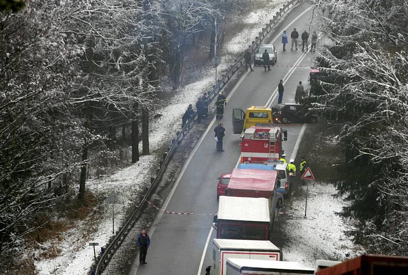 Včera krátce po 13. hodině se na silnici E55 nedaleko Nažidel na Českokrumlovsku čelně srazila dvě osobní vozidla.