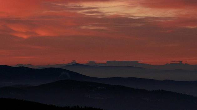 Svítání nad šumavskými a alpskými kopci z boubínské rozhledny.