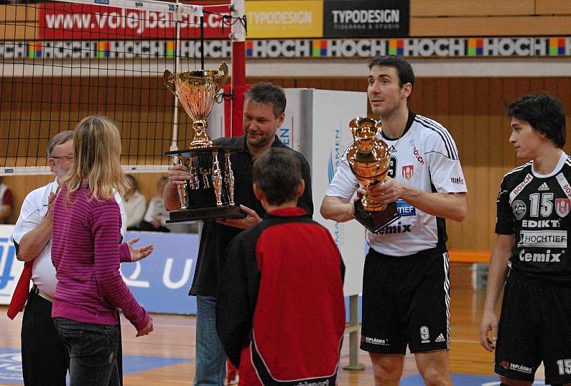 Trenér Petr Brom a kapitán Michal Sukuba (zleva s liberem  Davidem Juračkou) představili fanouškům trofeje za vítězství v Česko–Slovenském poháru.  Poté  před zaplněnou halou porazili Aero 3:0