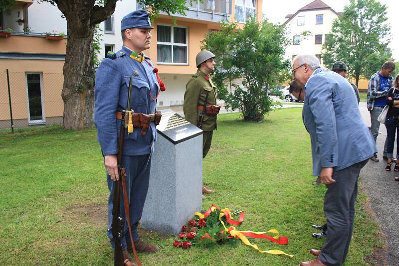 Na bývalém vojenském hřbitově nedaleko Jižní zastávky je pohřbeno 220 vojáků. Nově je připomíná pomník.