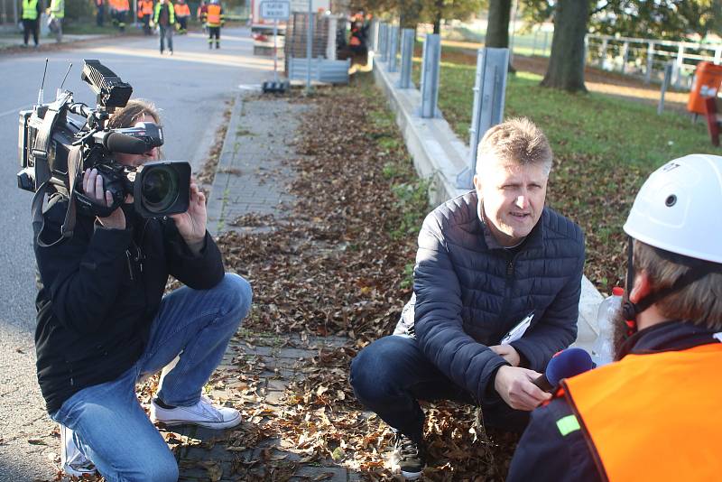 Cvičení zaměřené na stavbu protipovodňové stěny na Vltavě v Českých Budějovicích.