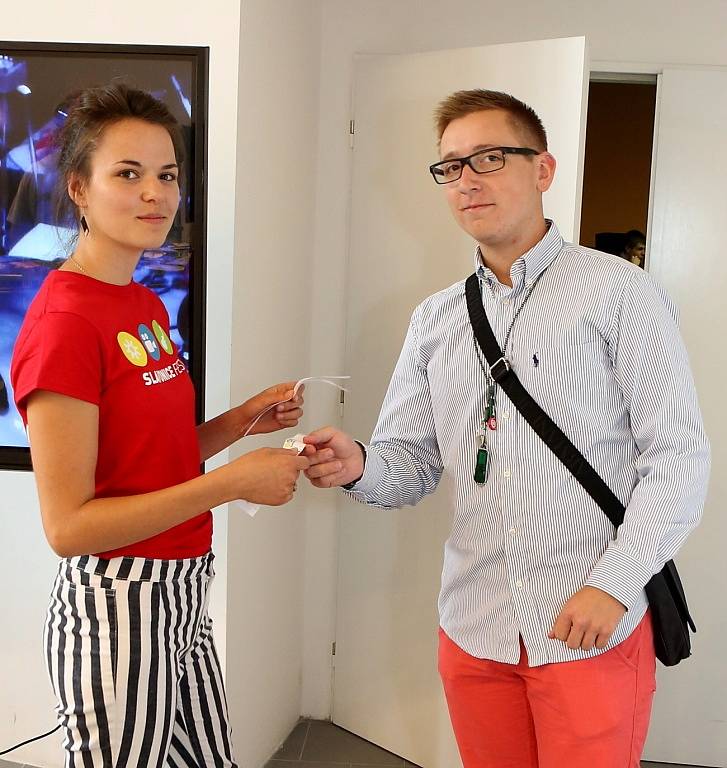 Diváci při odchodu ze sálu v Institutu Slavonice odevzdávají hlasovací lístky.