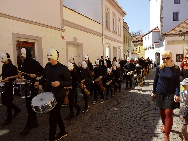 Na Velký pátek lidé sledovali průvod městem Velikonoční hrkání Divadla Víti Marčíka. Ve 12 h hrkání symbolizovalo Golgotu.