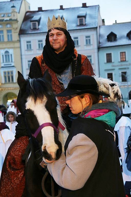 Tři králové na koních v doprovodu skupin koledníků přijeli na českobudějovické náměstí. Symbolicky tak odstartovali letošní ročník Tříkrálové sbírky.