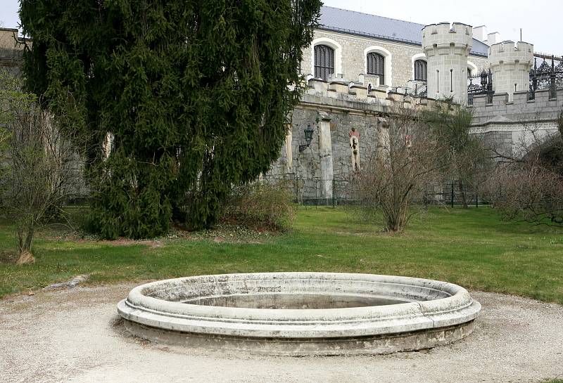 Pohádka Pyšná princezna se natáčela i na zámku Hluboká nad Vltavou. Na záběru je kašna, do které princezna spadla