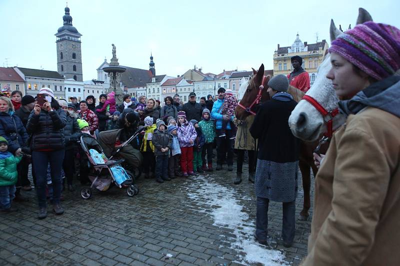 Tři králové zahájili na českobudějovickém náměstí sbírku Městské charity