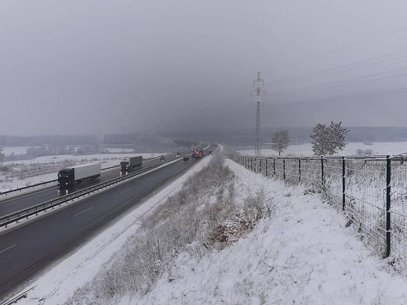 Po střetu osobního auta a dodávky na dálnici D3 u Košic byl směr z Budějovic na Prahu průjezdný jedním pruhem.