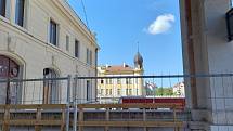 Generální rekonstrukce výpravní budovy vlakového nádraží v Českých Budějovicích má skončit v roce 2023. Severní věž a pohled do Lannovy třídy.