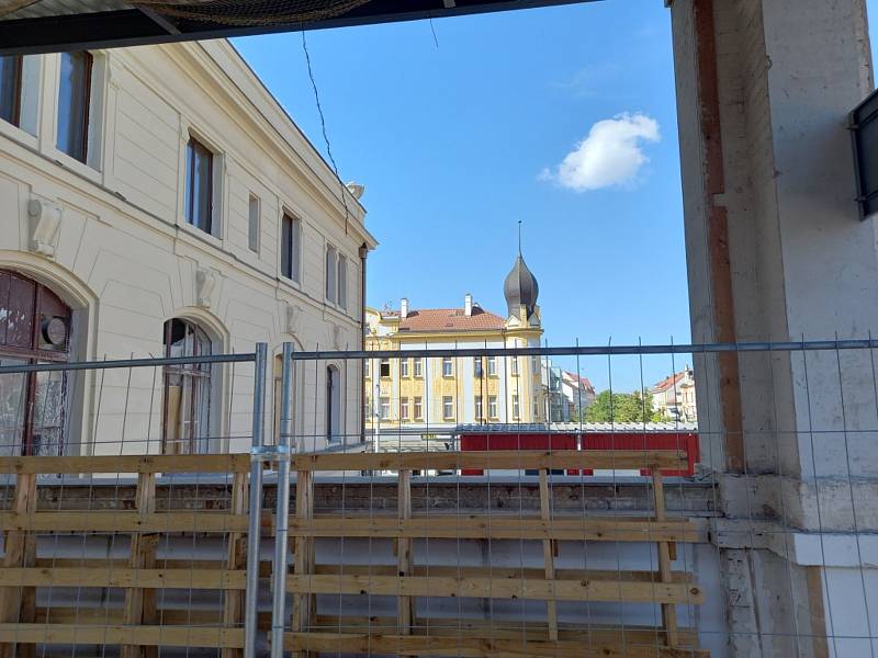 Generální rekonstrukce výpravní budovy vlakového nádraží v Českých Budějovicích má skončit v roce 2023. Severní věž a pohled do Lannovy třídy.