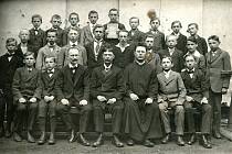 Na snímku III. ročník měšťanské chlapecké školy v Týně, rok 1918.