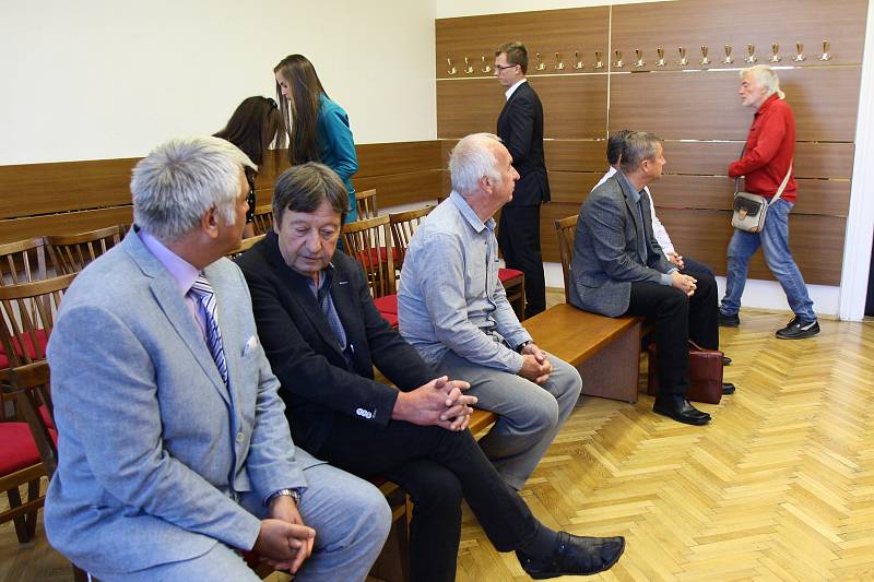 Obžalovaní, jejich obhájci a veřejnost při vynesení rozsudku u českobudějovického krajského soudu.
