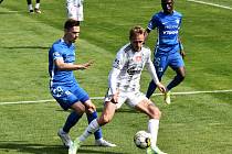Patrik Čavoš sice  měl prsty v prvním gólu Liberce, svou chybu ale dobrým výkonem odčinil (na snímku bojuje s Tuptou): Dynamo - Liberec 3:2.