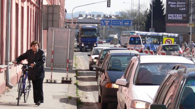 Ztížená doprava na Mánesově ulici.