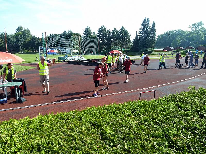 Oficiální hosté, tanečky, úctyhodné sportovní výkony. Sportovní hry seniorů