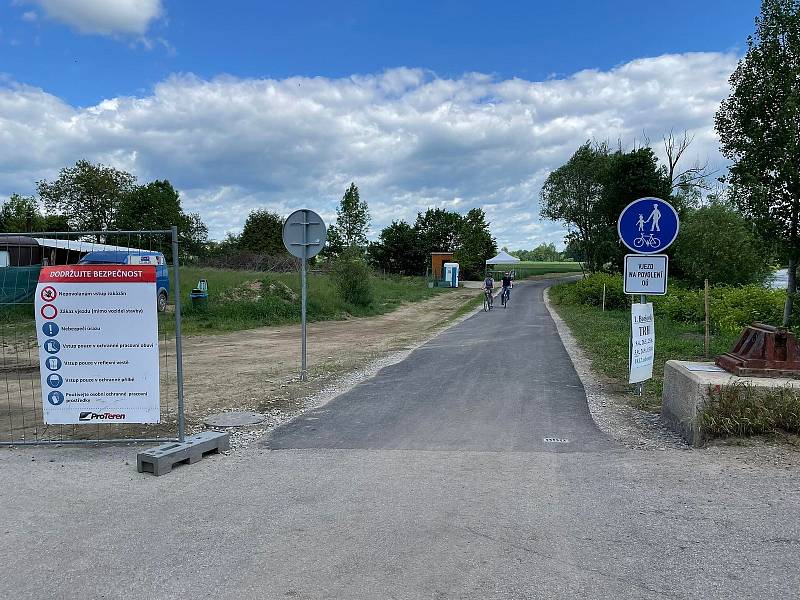 Nová stezka pro pěší a cyklisty z Boršova nad Vltavou do Plané.