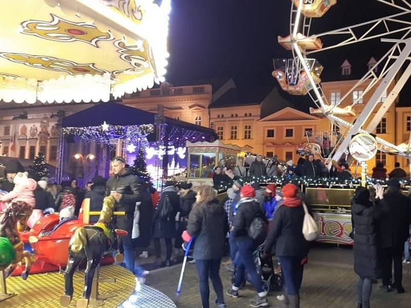 Budějovické náměstí ve čtvrtek večer praskalo ve švech. Lidé si přišli naposledy užít atmosféru vánočních trhů. Od pátků jsou totiž zakázané.