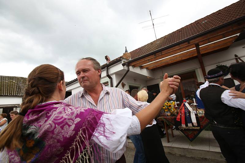 Baráčníci z Boršova letos pozvali na dožínky 16 povozů s koňmi. Ty se sem sjeli z celých jižních Čech a vyšperkovali tak tradiční vesnickou slavnost.