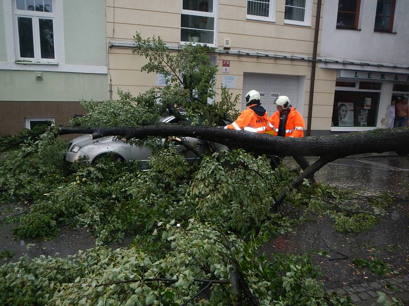 V českobudějovické třídě Čsl. legií spadla za bouřky ze stromu obrovská větev, která poničila i dvě zaparkovaná auta.