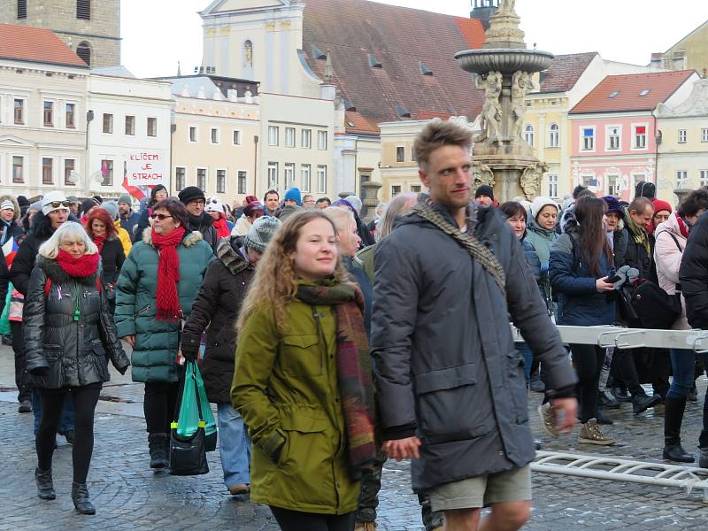 Demonstrace a pochodu za svobodu v Českých Budějovicích se zúčastnilo asi pět stovek lidí. Na průběh akce dohlížela policie.