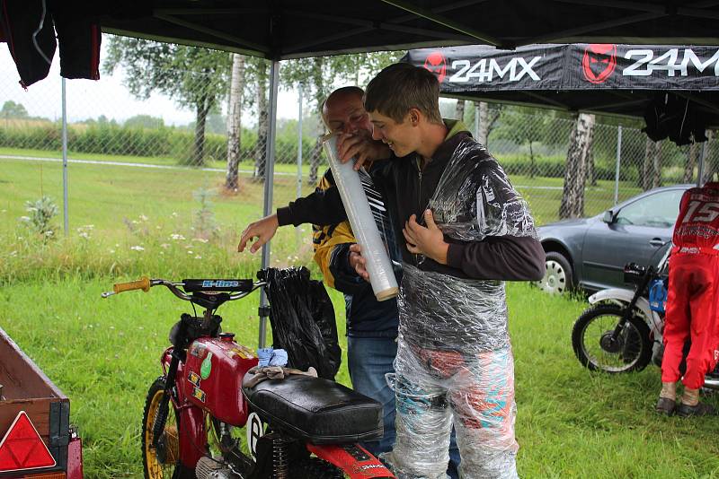 Fichtl cup Florida, terénní závod motocyklů Jawa 50 Pionýr, se jel u Hůrského rybníka u Adamova na Českobudějovicku.