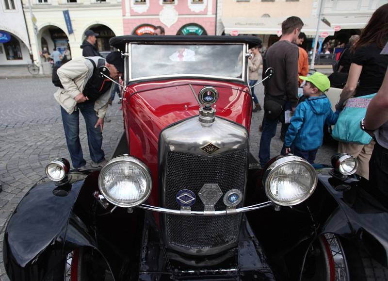 Křivonoska představila na náměstí v Budějovicích krásná historická auta a motocykly.