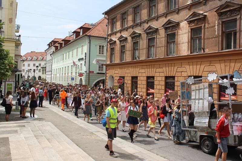 Celý týden žily České Budějovice multižánrovým festivalem Budějovický Majáles. Ten se v pátek rozloučil s krajským městem průvodem na náměstí Přemysla Otakara II., volbou krále a řadou koncertů.