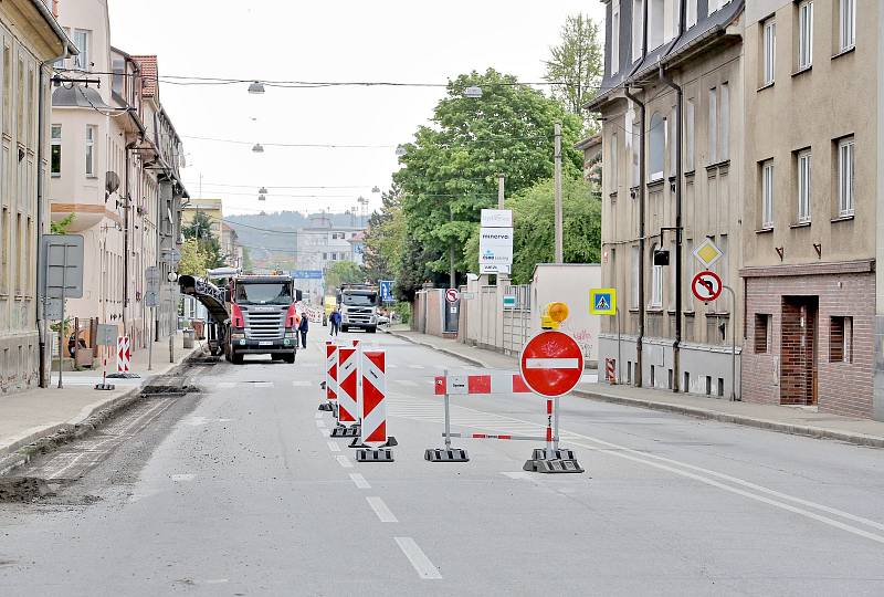 Uzávěrka Mánesovy ulice komplikuje dopravu v Českých Budějovicích.