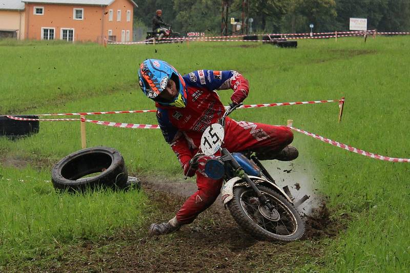 Fichtl cup Florida, terénní závod motocyklů Jawa 50 Pionýr, se jel u Hůrského rybníka u Adamova na Českobudějovicku.