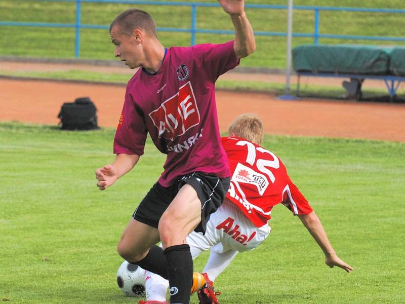 Tomáš Stráský se snaží uniknout žižkovskému Pavlu Čermákovi. 