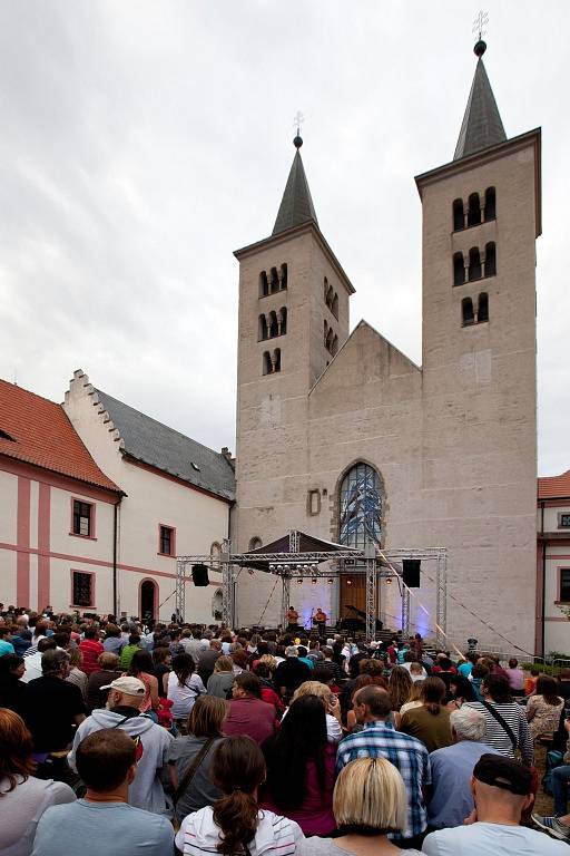 Irský písničkář a držitel Oscara Glen Hansard zahrál 1. srpna na nádvoří kláštera v Milevsku. Kulisou koncertu byly dvě klášterní věže.