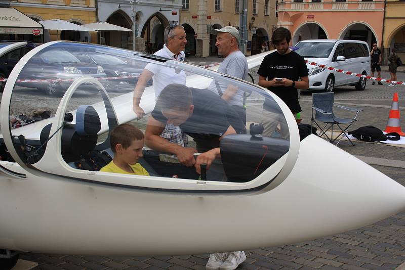 Kolemjdoucí si zkoušeli nasednout do letadla, které bylo upevněné na českobudějovickém náměstí.