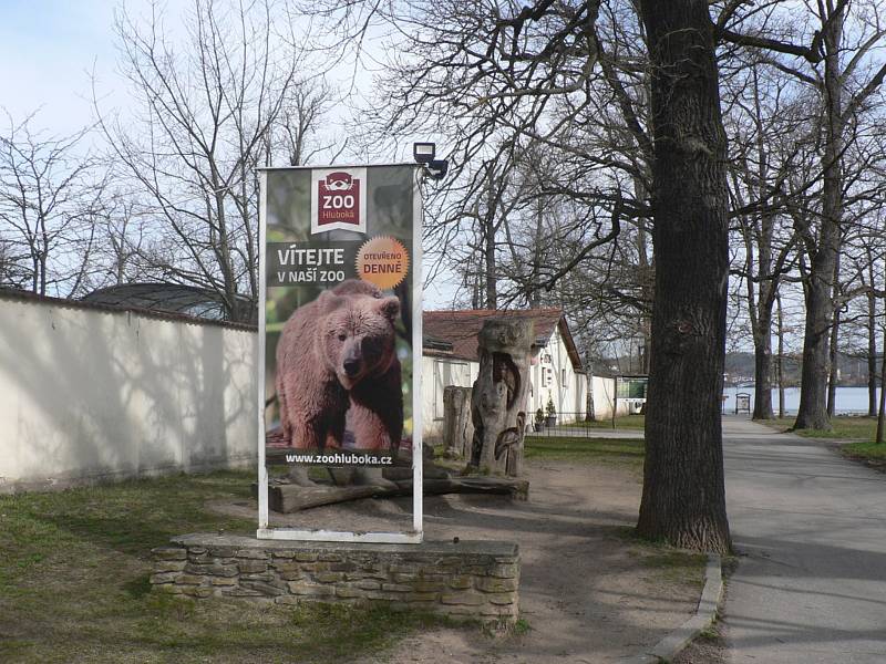 Zákazníky přivítají znovu od 12. dubna 2021 papírnictví, do škol smí polovina dětí na 1. stupeň a s omezenou kapacitou mohou otevřít i zoologické zahrady (na snímku Hluboká nad Vltavou).