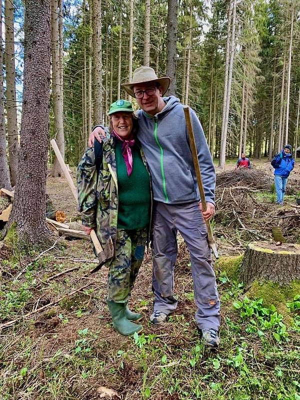 Libor Moravec z Českých Budějovic na konci roku 2019 založil iniciativu Obnovme jihočeské lesy. Na sociální síti měla obrovský ohlas a od jara 2020 dosud dobrovolníci vysázeli na 50 tisíc stromků.
