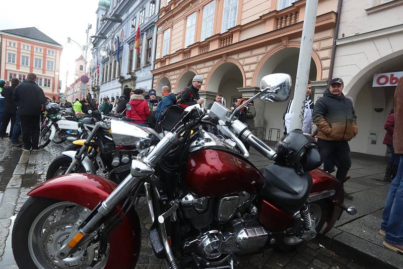 Sraz motorkářů na budějovickém náměstí Přemysla Otakara II. na Štědrý den.