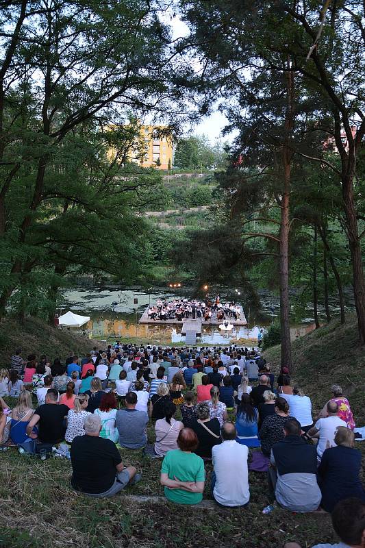 Hudební umělci Smyčcového orchestru Český Krumlov zahráli v Týne nad Vltavou světové skladby.