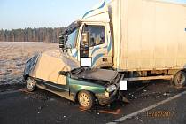 Smrtelná nehoda ukončila krátce po 7. h život řidiče osobního vozu, který se čelně střetl s nákladním vozem.