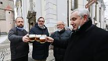 V pátek byl slavnostně naražen  první sud „Požehnaného ležáku“ u českobudějovické katedrály sv. Mikuláše.