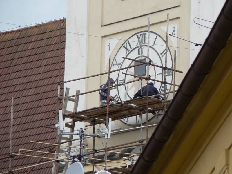 Nové hodiny ve věži kostela v Trhových Svinech. Obnova ciferníku.