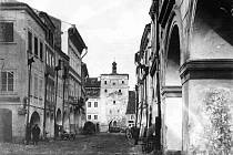 Pohled Krajinskou na Pražskou bránu zbouranou v roce 1867. Foto ze sbírky fotografií a pohlednic Jiřího Dvořáka poskytl Státní okresní archiv České Budějovice.