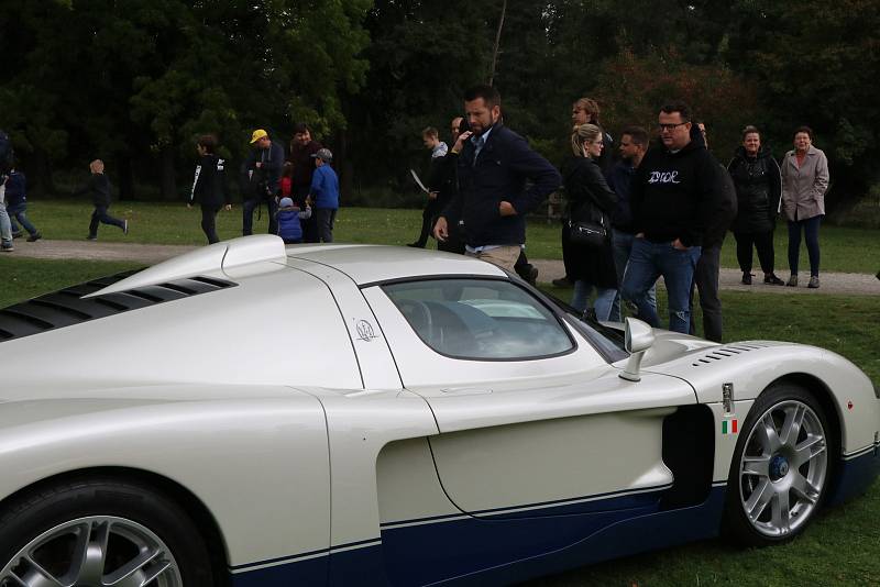 Výstava sportovních automobilů v parku zámku Blatná zaujala stovky návštěvníků.