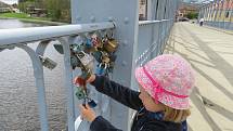 Dalším místem, kde jsou na Budějovicku zámečky, je most přes Vltavu v Týně.