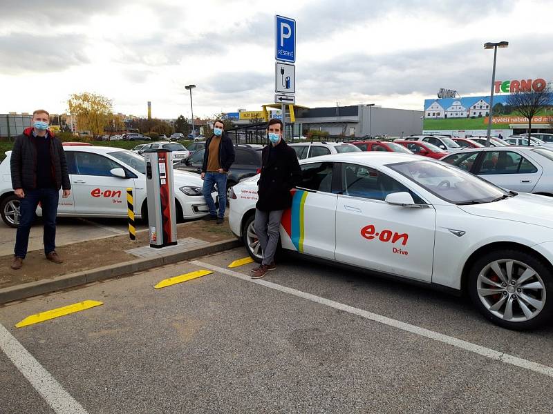 Nabíjecích stanic pro elektromobily a stanic pro vozidla na CNG přibývá v České republice i na jihu Čech (na snímku dobíjecí stanice firmy E.ON u Terna v ČB pro elektromobily).